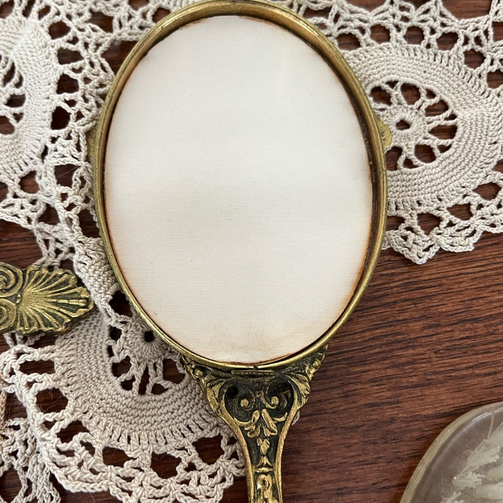 Vintage mirror, brush, comb set - Picture 10 of 16